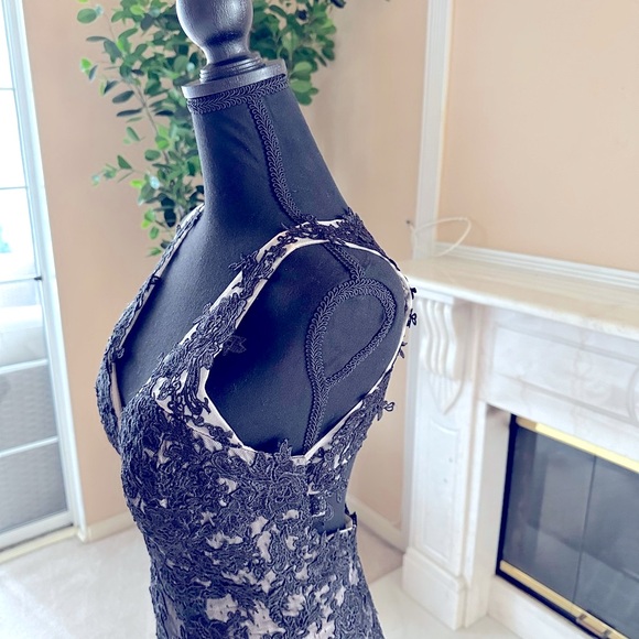 Tadashi Shoji Black Lace Gown – Elegant Formal Evening Dress (Size 10) - Picture 4 of 10